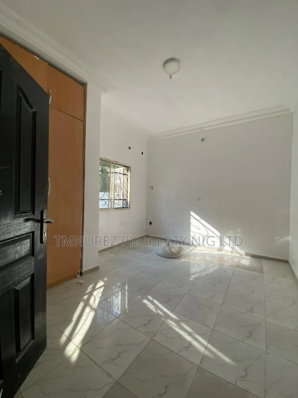 Mini Flat in Chevron for rent