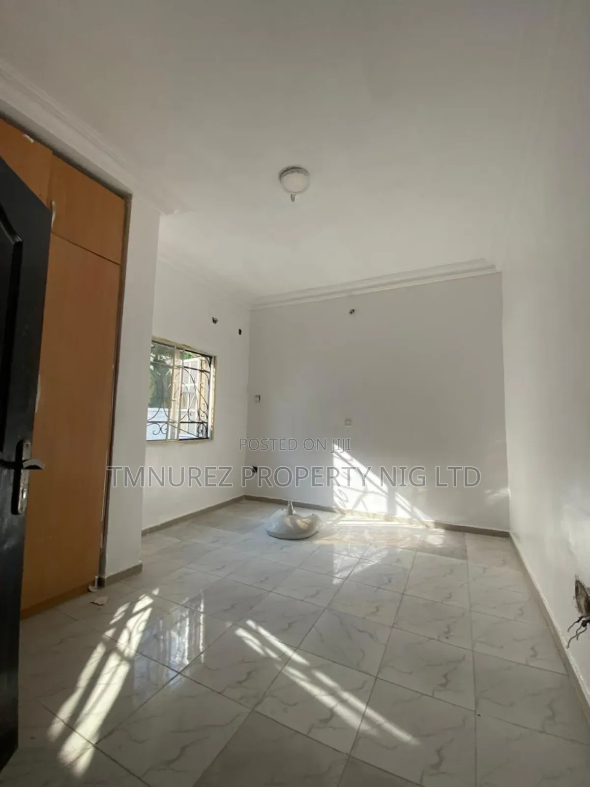 Mini Flat in Chevron for rent