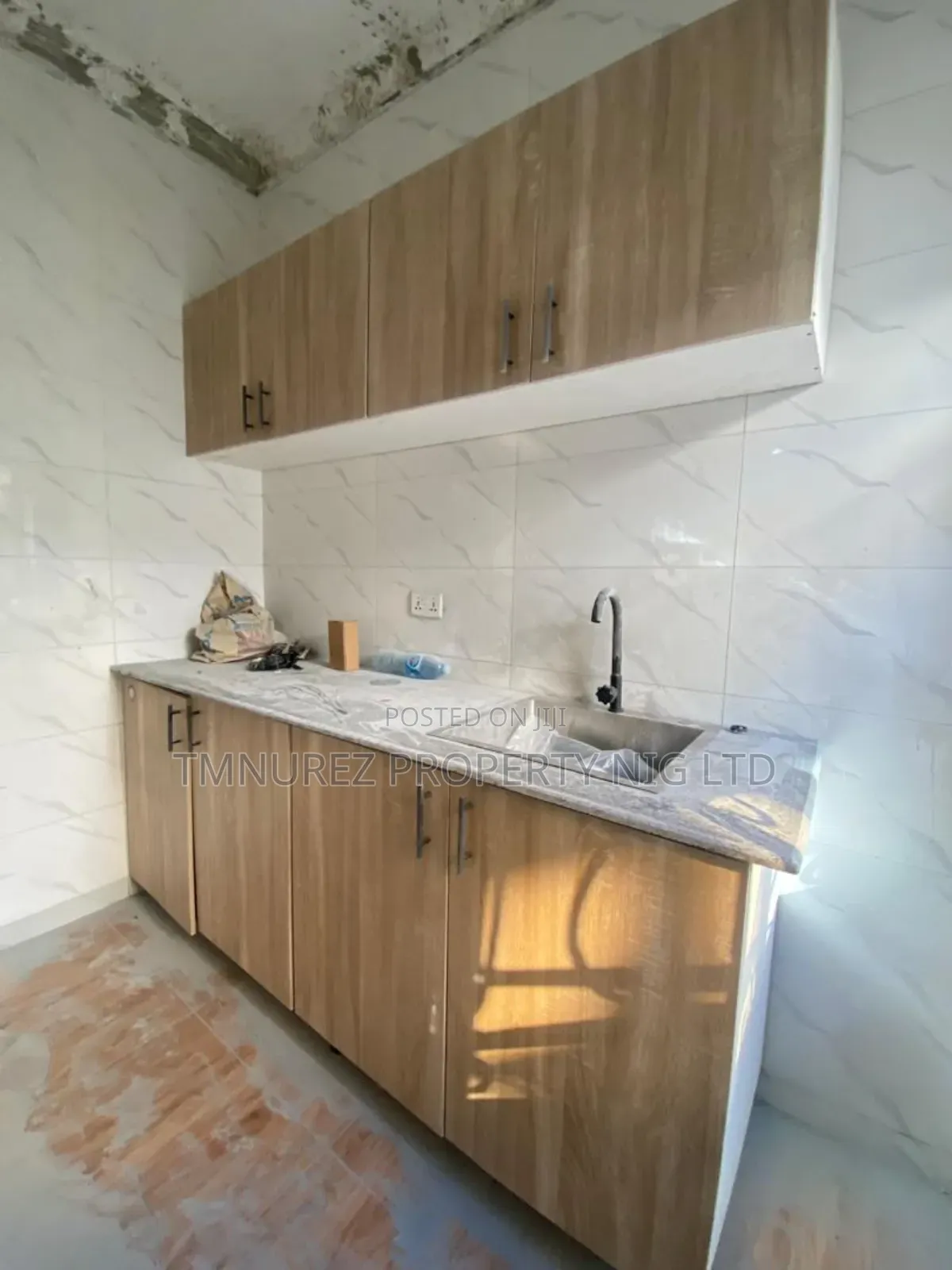 Mini Flat in Chevron for rent