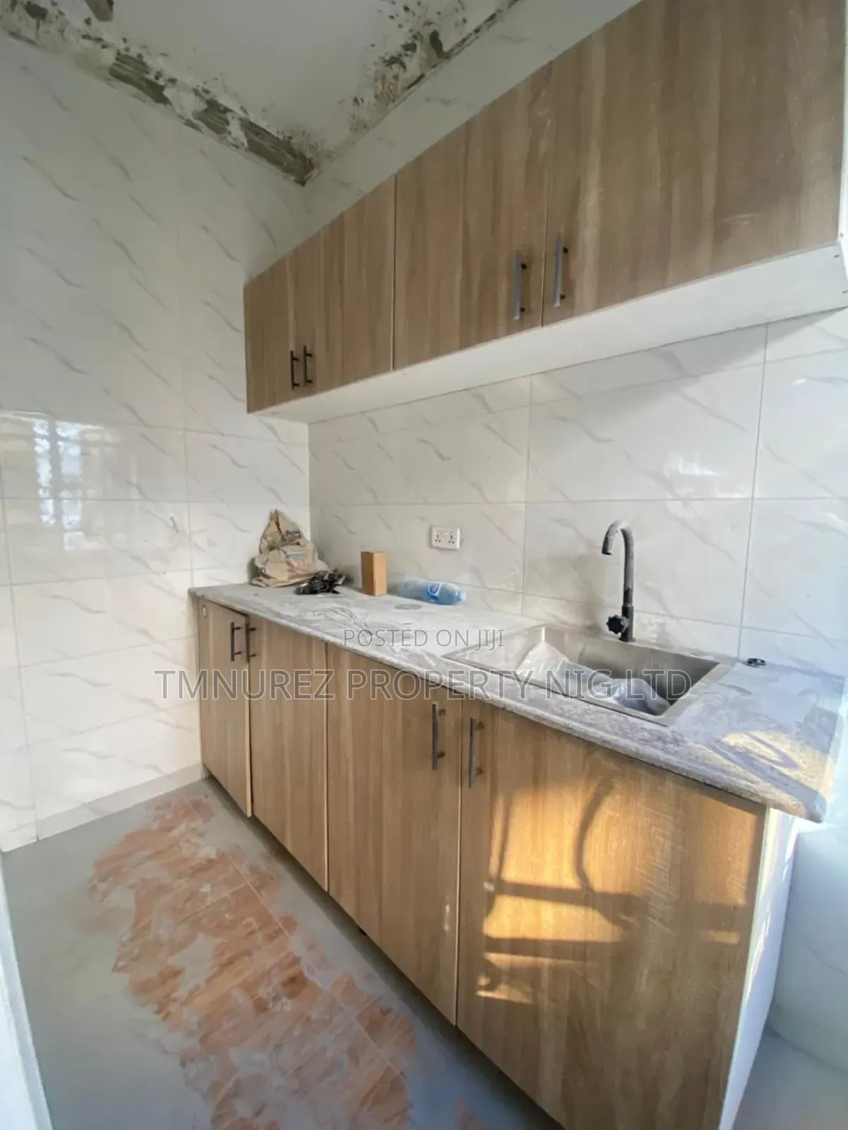 Mini Flat in Chevron for rent