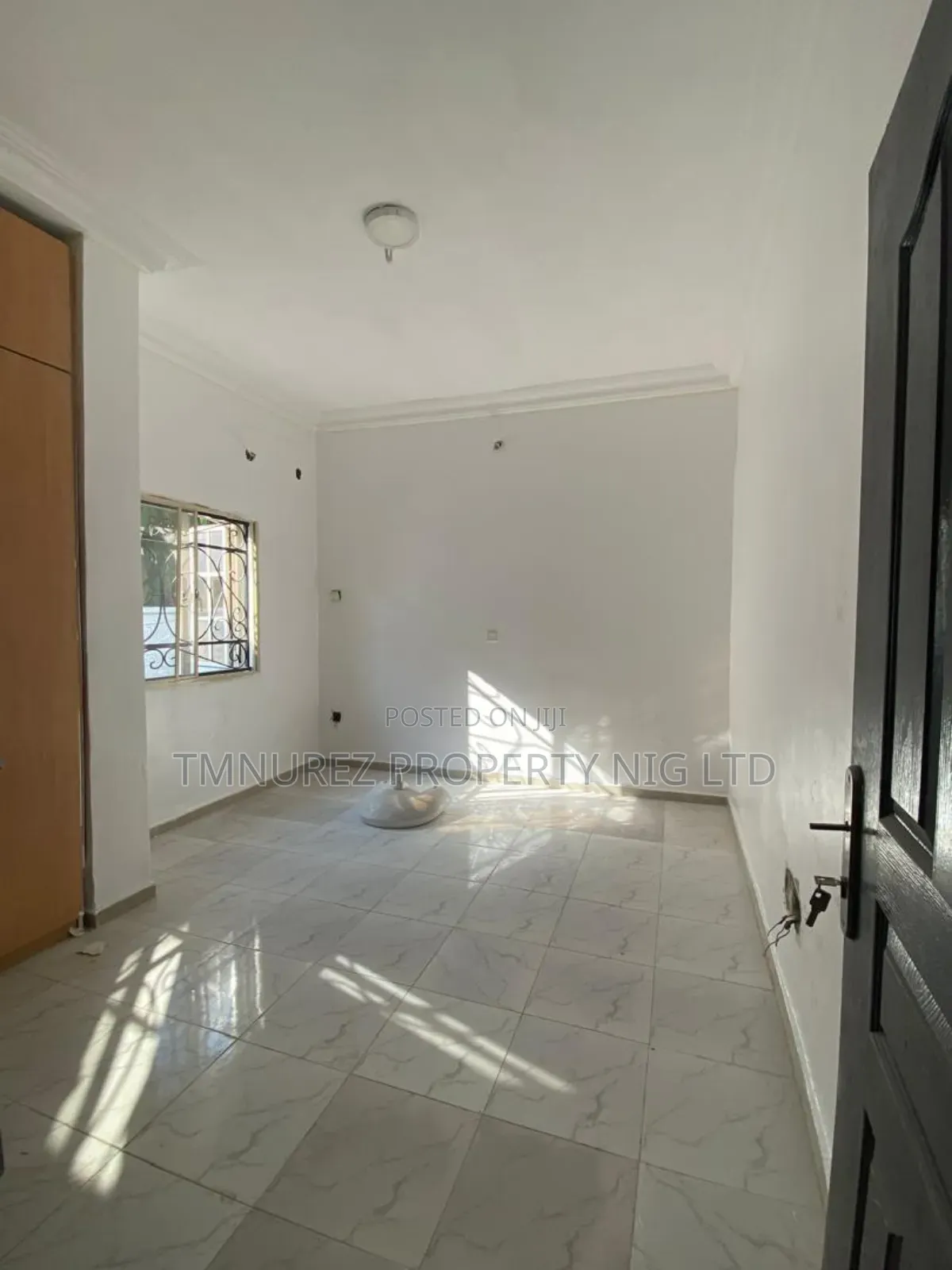 Mini Flat in Chevron for rent