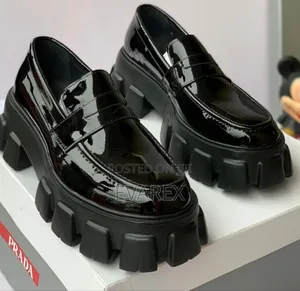 Quality Men's Black Shoe, High Hill Teeth.