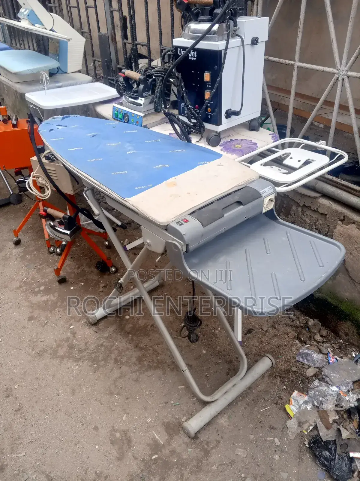 Finishing Table With Vacuum and Element for Ironing