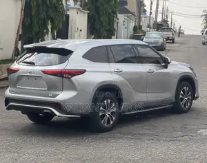 Toyota Highlander 2022 Silver