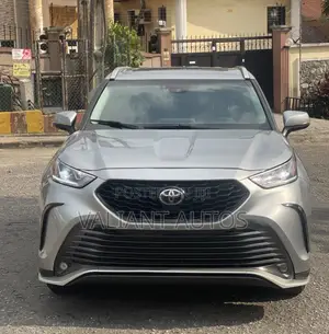 Toyota Highlander 2022 Silver