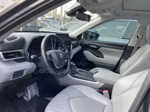 Toyota Highlander XLE 2021 Gray