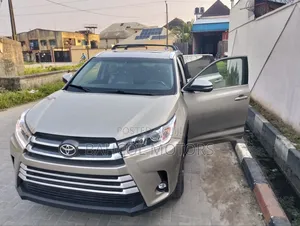 Toyota Highlander Limited 4dr SUV (3.5L 6cyl 6A) 2015 Gold