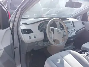 Toyota Sienna 2012 Silver