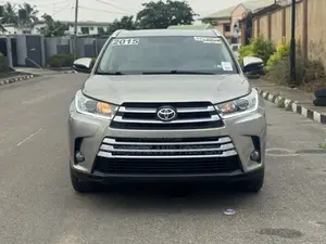 Toyota Highlander XLE 4dr SUV (3.5L 6cyl 6A) 2015 Gold