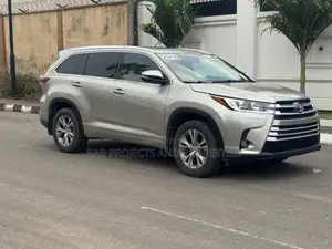 Toyota Highlander XLE 4dr SUV (3.5L 6cyl 6A) 2015 Gold