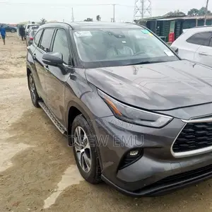 Toyota Highlander XLE 2022 Gray