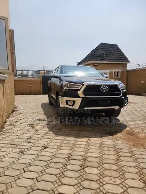 New Toyota Hilux 2025 Black