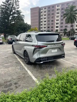 Toyota Sienna XLE FWD 7-Passenger 2024 Silver