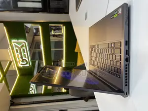 Laptop MSI Creator 17 B11UE-412 32GB AMD Ryzen 9 SSD 2T