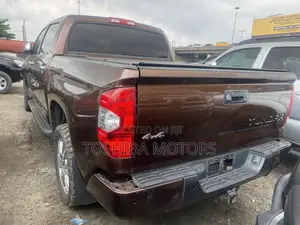 Toyota Tundra Platinum FFV 4dr CrewMax 4WD SB (5.7L 8cyl 6A) 2015