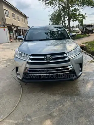 Toyota Highlander XLE 4x2 V6 (3.5L 6cyl 8A) 2018 Silver