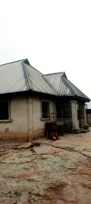 4bdrm Bungalow in Royaltor Real Estate, Benin City for sale