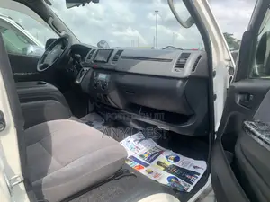 Toyota HiAce 2013 White