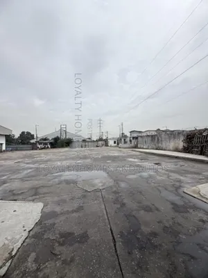 Massive Warehouse Space Measuring 7000 SQM Self Compound Huge Parkin