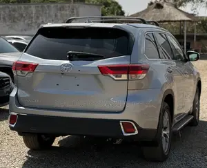 Toyota Highlander XLE 4x4 V6 (3.5L 6cyl 8A) 2017 Silver