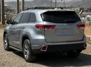 Toyota Highlander XLE 4x4 V6 (3.5L 6cyl 8A) 2017 Silver