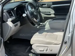 Toyota Highlander XLE 4dr SUV AWD (3.5L 6cyl 6A) 2015 Silver
