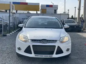 Ford Focus SEL Hatchback FWD (2.0L 4cyl 6A) 2012 White