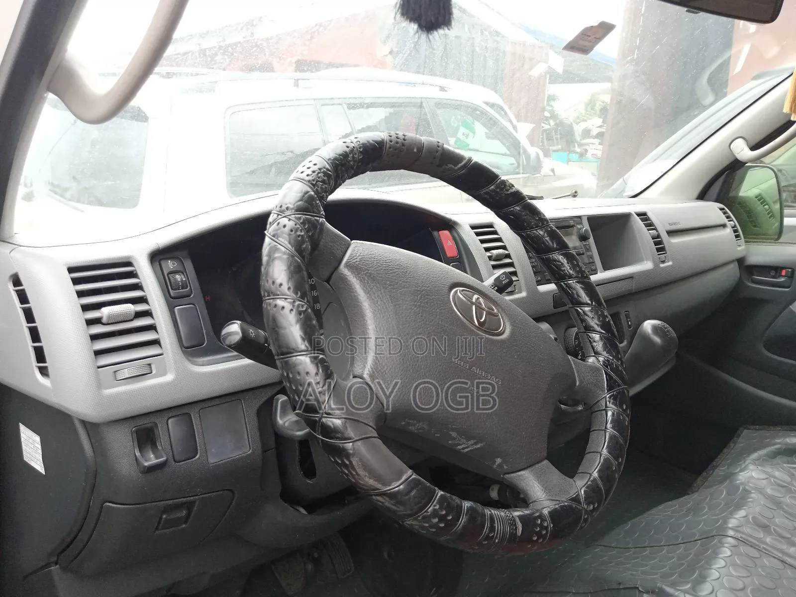 Toyota HiAce 2010 White