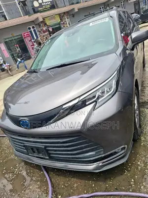 Toyota Sienna XLE 7-Passenger AWD 2021 Gray