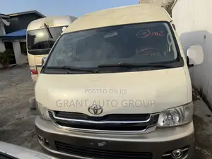Toyota HiAce 2013 Gold