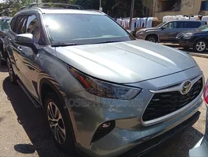 Toyota Highlander XLE 2022 Blue