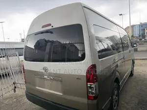 Toyota HiAce 2016 Gold