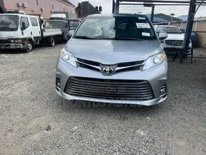 Toyota Sienna XLE 8 Passenger (3.5L 6cyl 8A) 2017 Silver