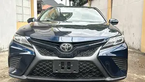 Toyota Camry SE FWD (2.5L 4cyl 8AM) 2018 Gray