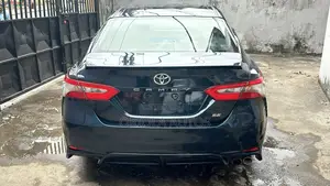Toyota Camry SE FWD (2.5L 4cyl 8AM) 2018 Gray