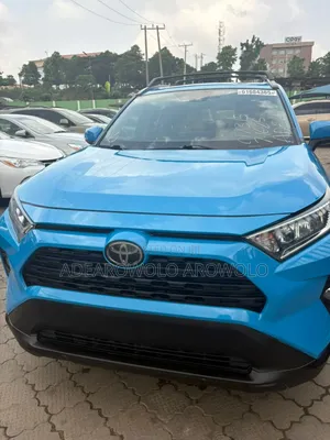 Toyota RAV4 XLE AWD 2019 Blue