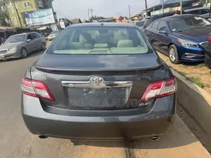Toyota Camry XLE V6 4dr Sedan (3.5L 6cyl 6A) 2011 Gray