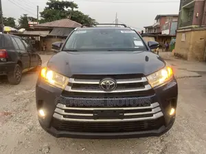 Toyota Highlander XLE 4x4 V6 (3.5L 6cyl 8A) 2018 Blue