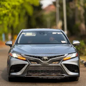 Toyota Camry XLE FWD (2.5L 4cyl 8AM) 2018 Silver