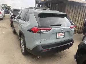 Toyota RAV4 XLE 2021 Gray