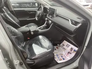 Toyota RAV4 XLE 2021 Gray