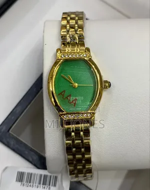 "Replica Gold Chain Watches For Ladies - Fashionable & Chic"