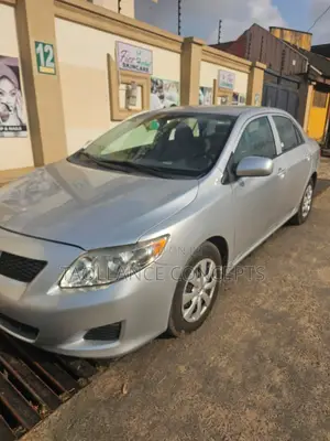 Toyota Corolla LE 4dr Sedan (1.8L 4cyl 4A) 2010 Silver