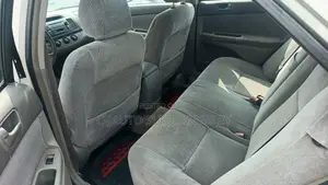 Toyota Camry LE 4dr Sedan (2.4L 4cyl 5M) 2004 Gold