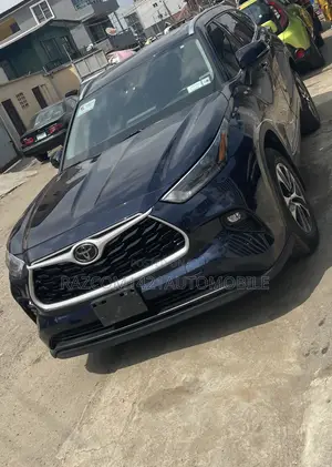 Toyota RAV4 XLE 2021 Blue