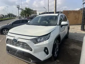 Toyota RAV4 XLE 2021 White
