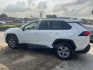 Toyota RAV4 XLE 2021 White