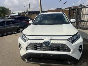Toyota RAV4 XLE 2021 White
