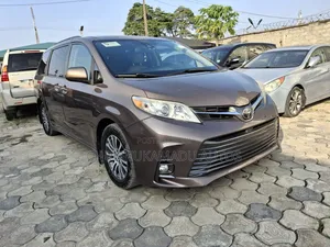 Toyota Sienna XLE (3.5L 6cyl 8A) 2018 Brown