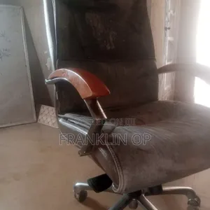 Adjustable Swivel Office Chair (Leather )
